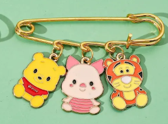 WINNIE THE POOH - Safety Pin with pendants